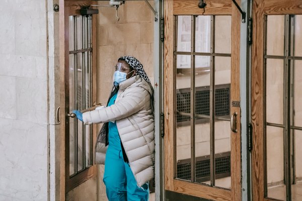 Influence des réglementations constructives sur les coûts des projets immobiliers : une analyse essentielle et incontournable